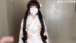 สาวคอสเพลย์ออฟไลน์ QQลูกอมขาวเนียนเจอลูกค้าบ้าเซ็กส์