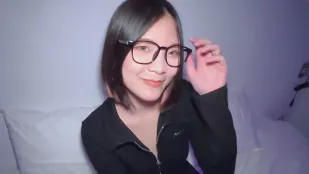แว่นสั้นผมสาวน่ารัก โดนเย็ดจนหีเป็นรูปควย