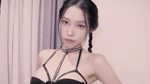 สาวเวียดนามกระโปรงดำส้นสูง ฉีดในพ่นน้ำขาดไม่ได้
