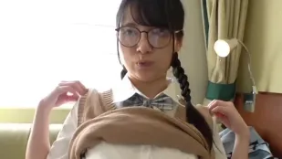 น้องสาวแว่นนมโต ถูกบุกห้องเสียวจนตัวสั่น