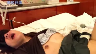แม่บ้านเหนื่อยล้าถูกปิดตาและถูกครอบงำโดยหนุ่มหัวดี