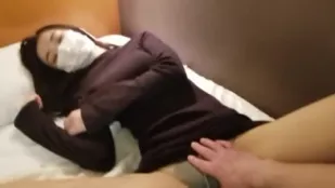 สาวนักศึกษาขาเรียวขาว ขาเลียควยและเหยียบควยสุดเสียว